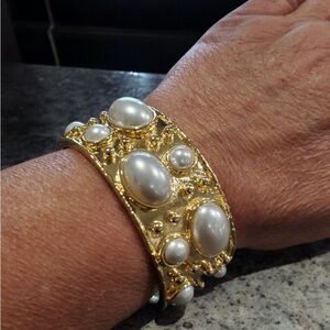 Elegant Gold and Pearl Bracelet